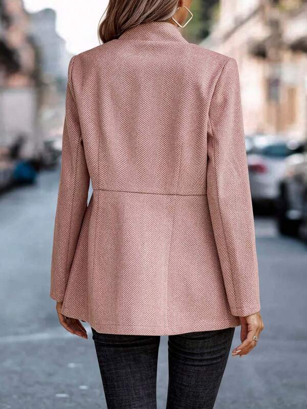 Roos - Eigentijdse roze eenkleurige blazer met lange mouwen